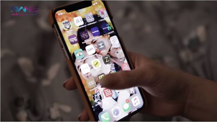 Nagita pajang foto bersama Raffi untuk wallpaper handphone-nya
