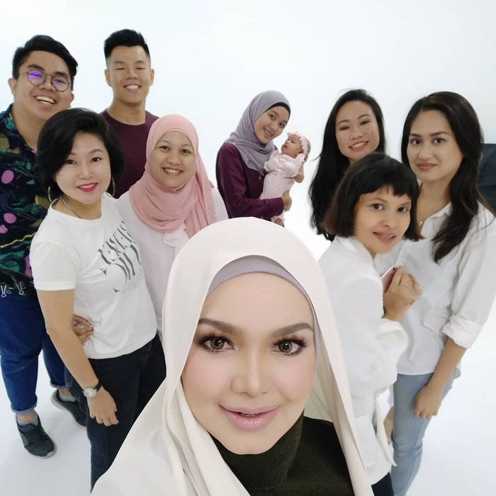 Aafiyah menemani Siti Nurhalia bekerja