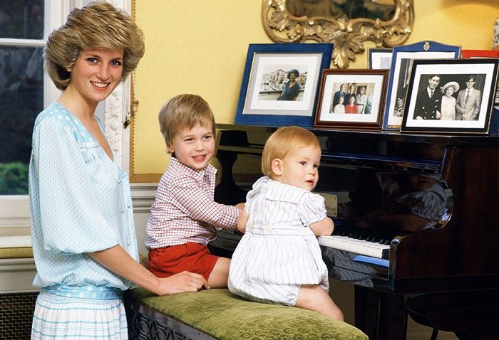 Lady Diana dan kedua putra kecilnya berpose di depan sebuah piano di Istana Kensington