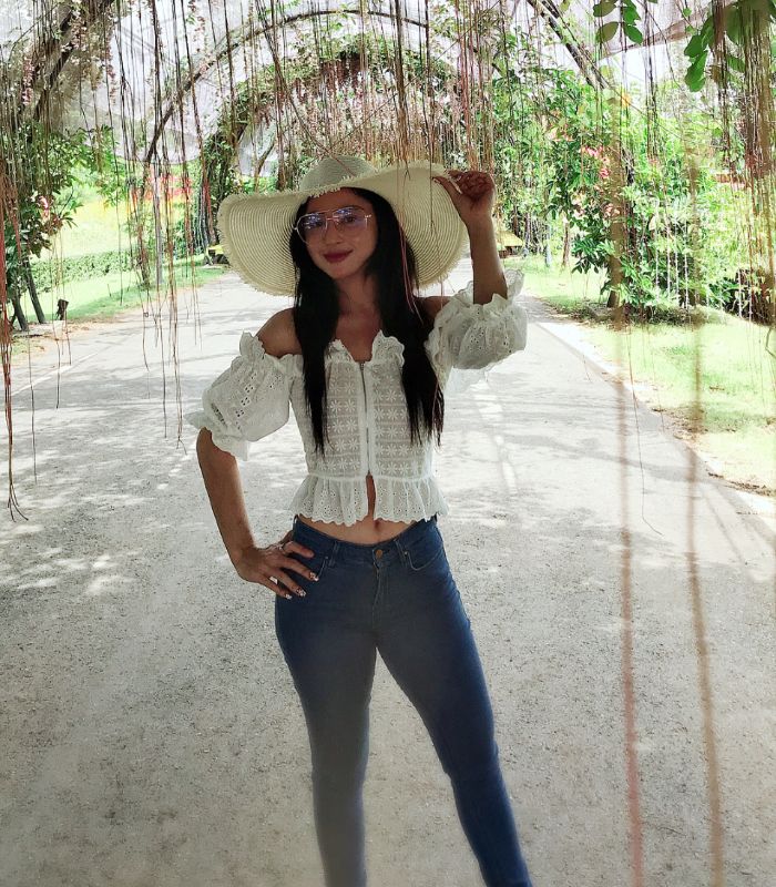 Dewi Perssik tampil dengan balutan busana off shoulder
