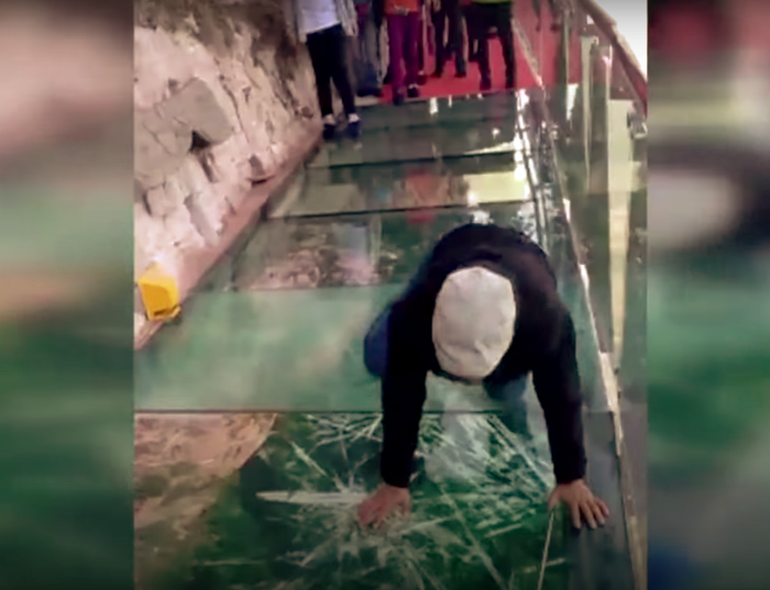 Seorang laki-laki yang mencoba berjalan di atas jembatan