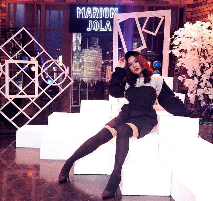 Marion Jola memang sering terlihat dengan makeup bold