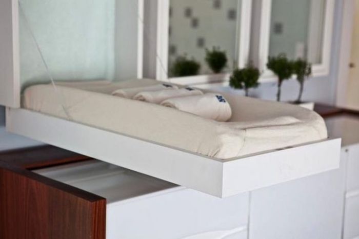 Gunakan meja kamar hotel