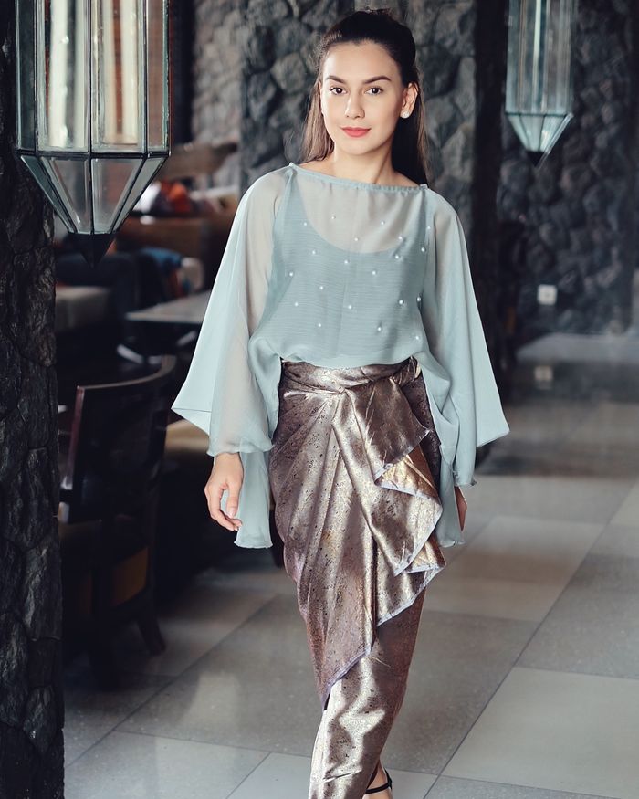 Kenakan half-up hair style (instagram.com/_irishbella_)