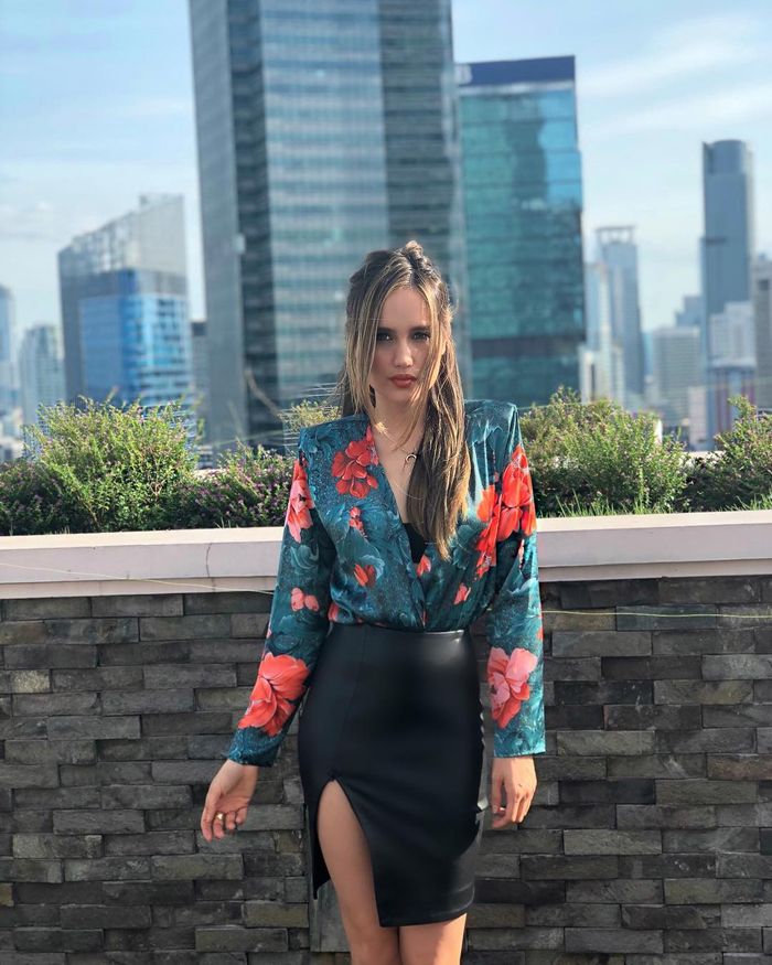 Cinta Laura kenakan Slit Skirt