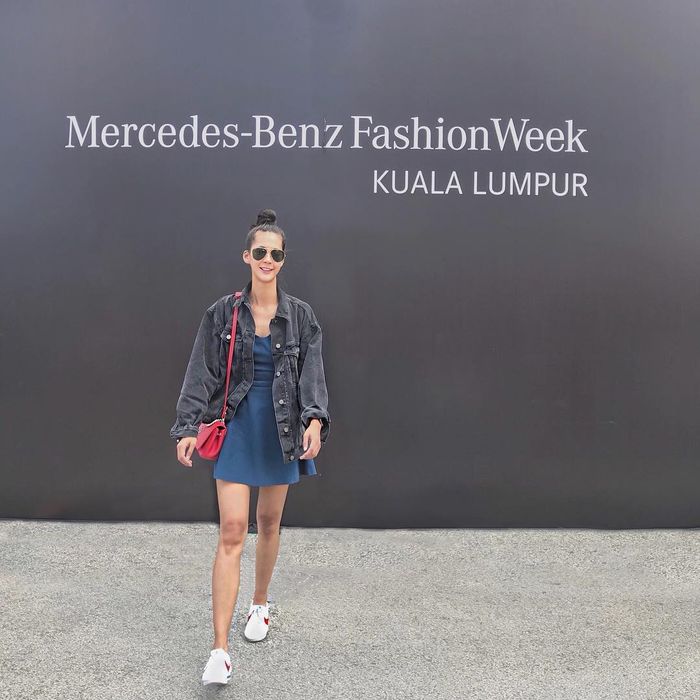 Paula Verhoeven dengan Jaket Denim Oversized (instagram.com/paula_verhoeven)