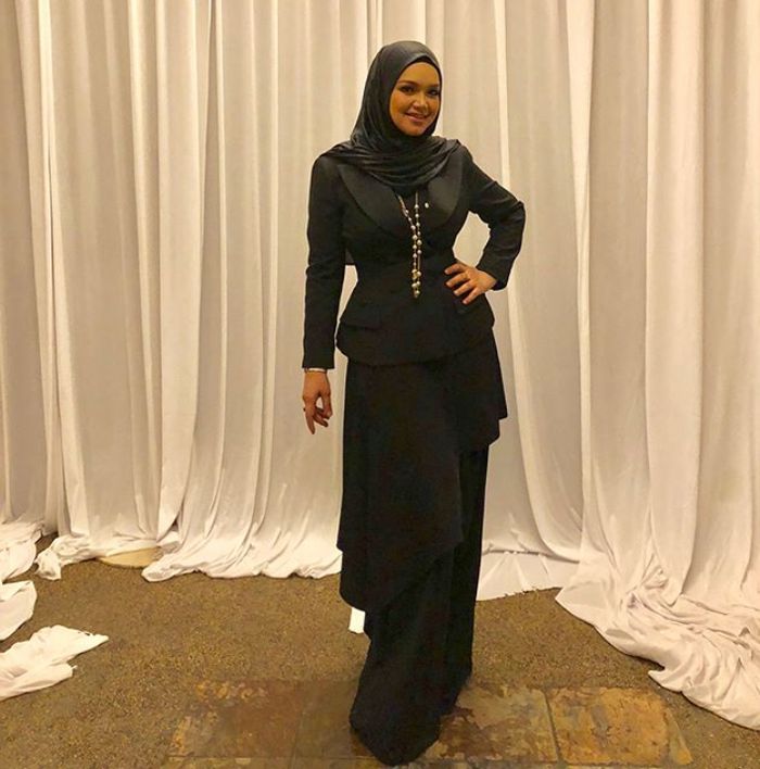 pinggang Siti Nurhaliza yang amat langsing.