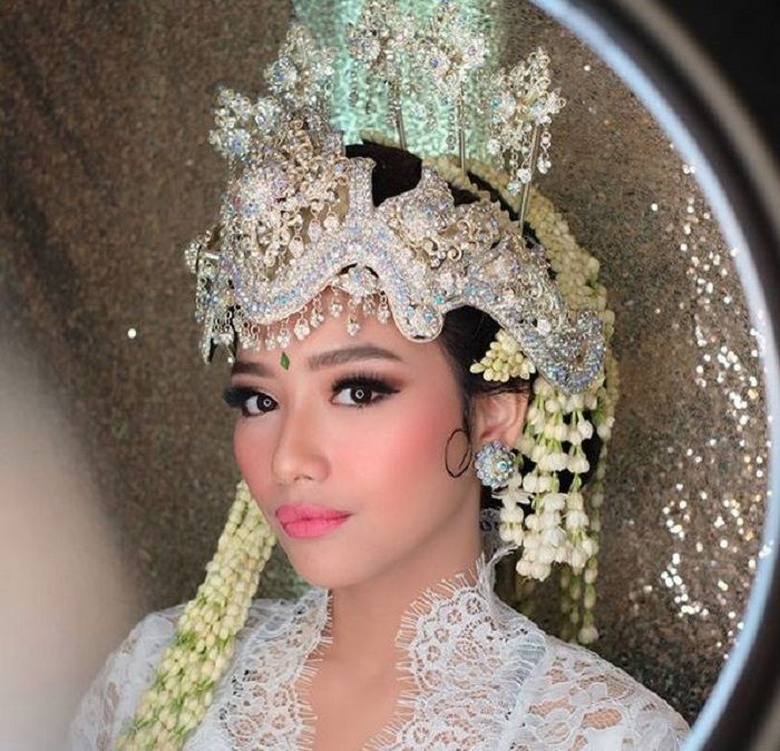 Penampilan Adzana Bing Slamet di hari pernikahannya