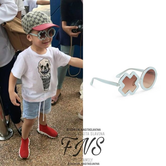 Rafathar terlihat tampil kece bak anak ABG dengan kacamata mewah 