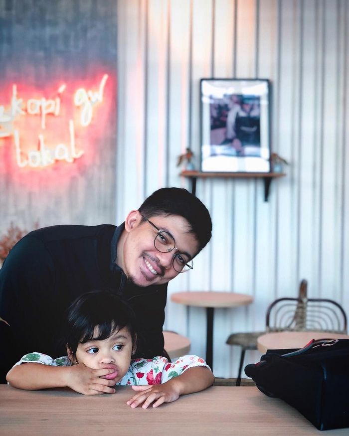 Irwansyah dan salah satu keponakannya.
