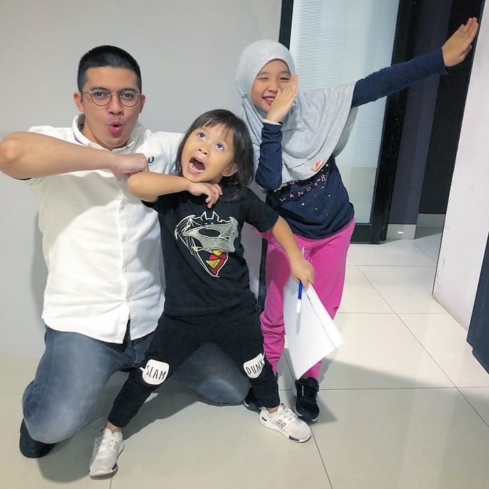 Irwansyah menikmati momen seru bersama dua keponakannya.