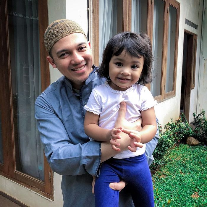Irwansyah bersama salah satu keponakannya.