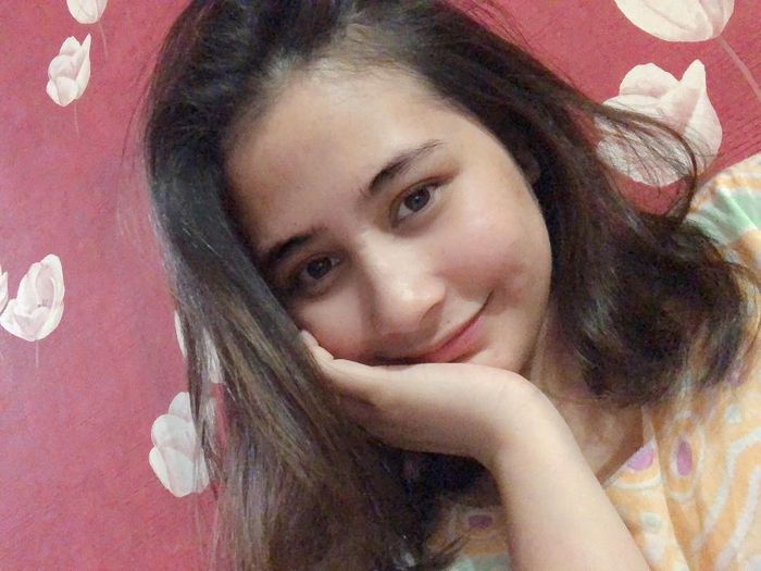 Prilly Latuconsina tersenyum tanpa polesan lipstik di bibirnya