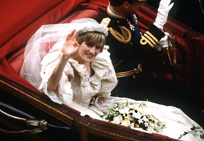 Lady Diana saat menaiki kereta kencana menuju Istana Buckingham di hari pernikahannya dengan Pangeran Charles