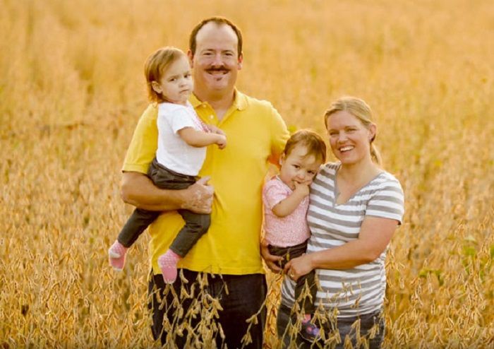 Bayi kembar dan kedua orang tuanya