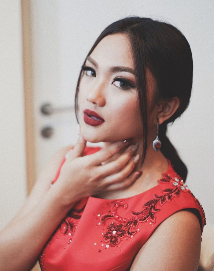 Marion Jola tampil seksi dan menawan.