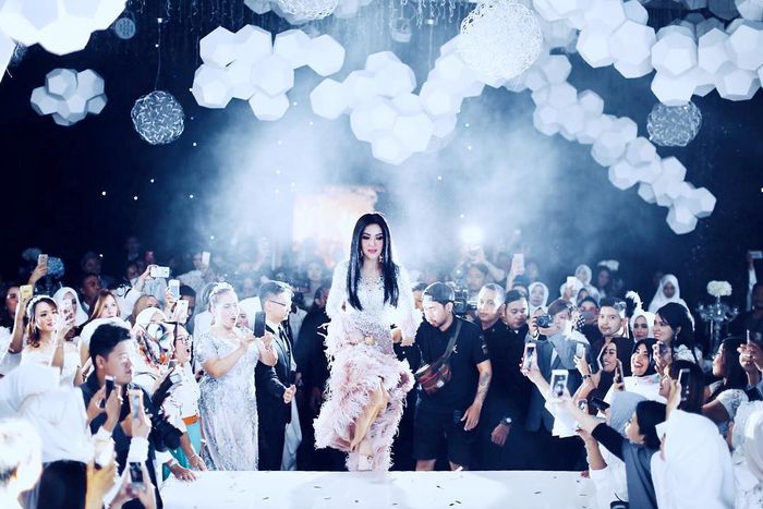 Momen saat Syahrini show di Surabaya