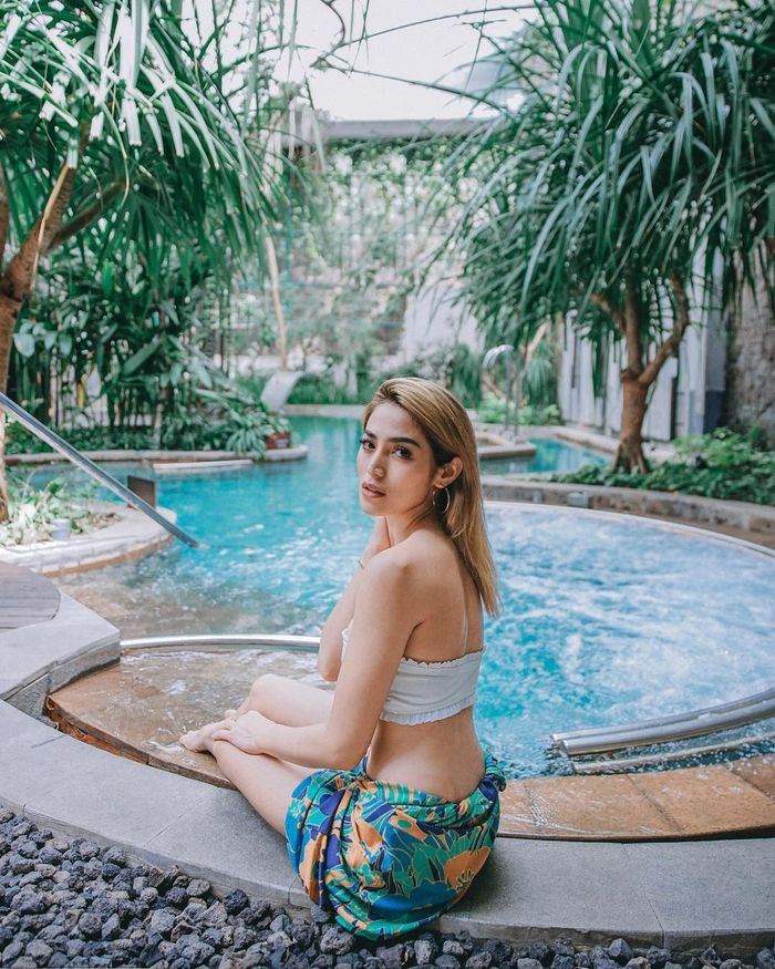Jessica Iskandar memakai bikini.