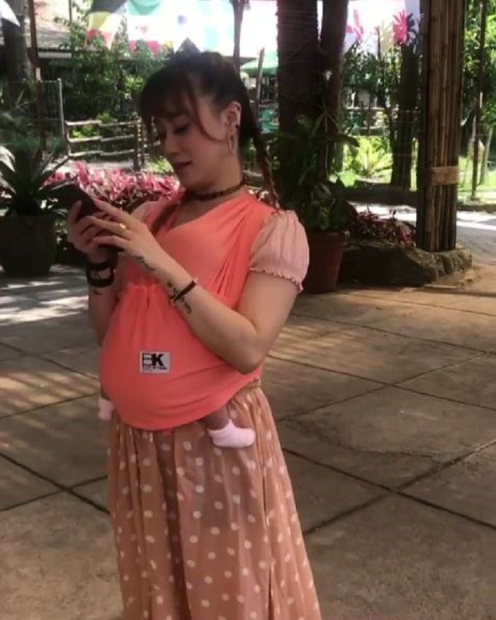 Cara Moa Aeim, istri Lee Jeong Hoon, menggendong bayinya banyak dikritik