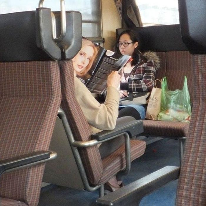 Perempuan yang melongok