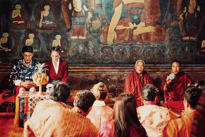 Nadine Chandrawinata dan Dimas Anggara saat menikah di biara Paro Taktsang, Bhutan, 5 Mei 2018.