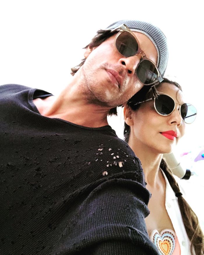 Shah Rukh Khan selfie bareng Gauri Khan