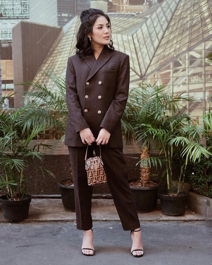 Nindy Ayunda tampil dengan office look lengkap dengan tas yang ditentengnya.