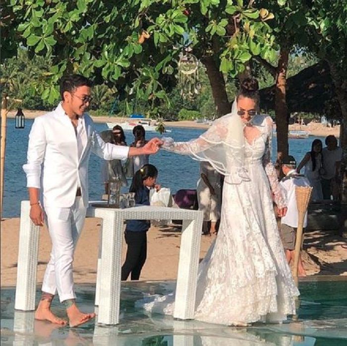 Dimas Anggara dan Nadine Chandrawinata saat menggelar resepsi di Gili, Lombok.