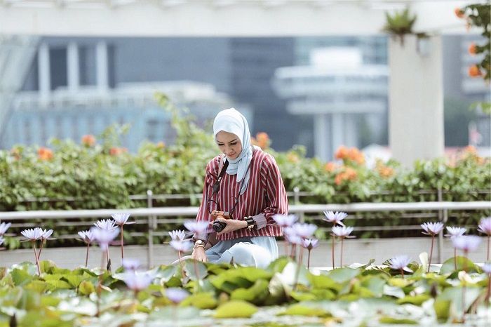 Kerap tampil sambil menenteng kamera, punya hobi fotografi?