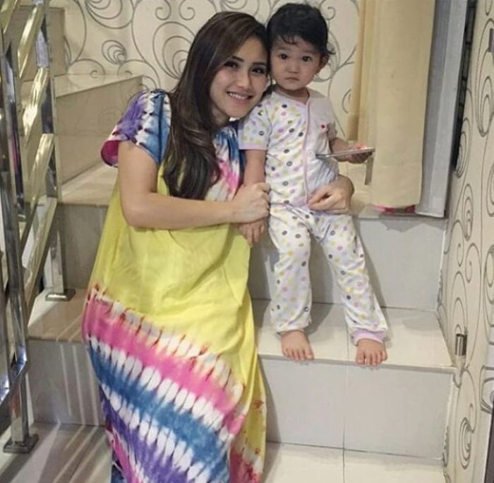 Ayu Ting Ting tampil sederhana saat berada di rumah.