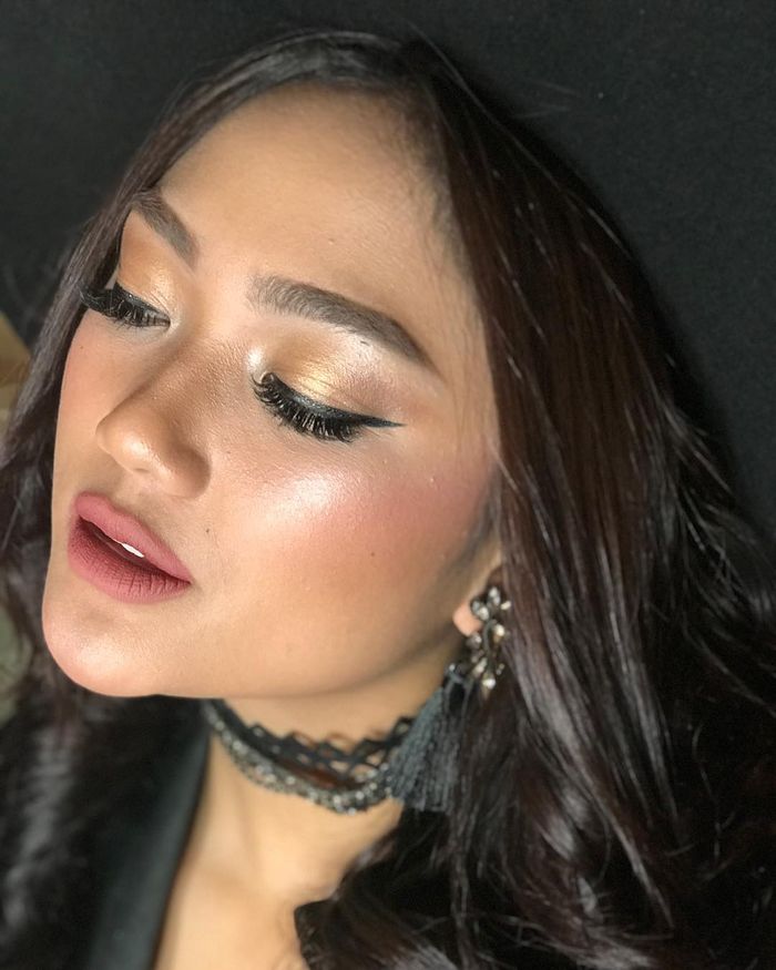 Marion Jola dengan tampilan alis yang begitu natural.
