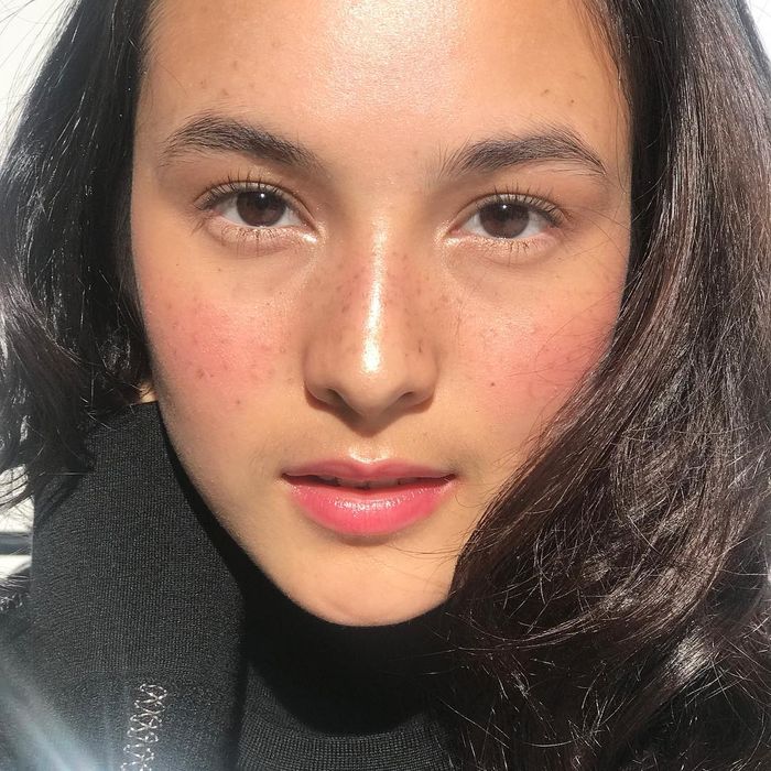 Freckles pada wajah Chelsea Islan