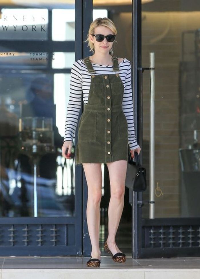 Emma Roberts terlihat simpel dengan mini overall dress