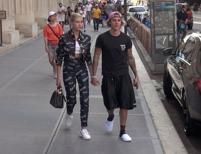 Justin dan Hailey Baldwin bergandengan tangan