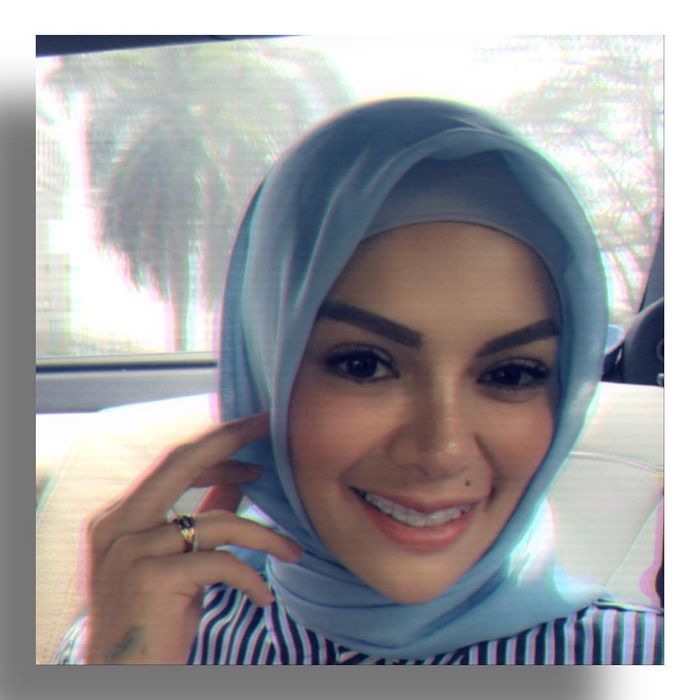 Nikita Mirzani terlihat cantik dalam balutan hijab.