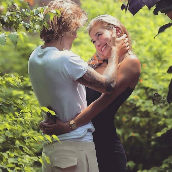Justin Bieber dan tunangannya Hailey Balwind