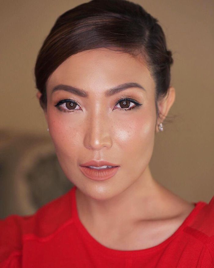 Ayu Dewi dengan riasan freckles