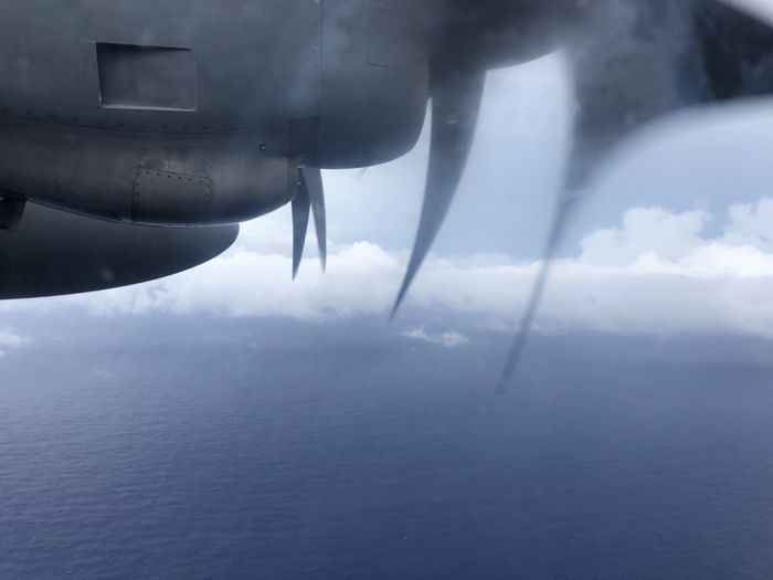 Pesawat USAF terbang di tengah badai