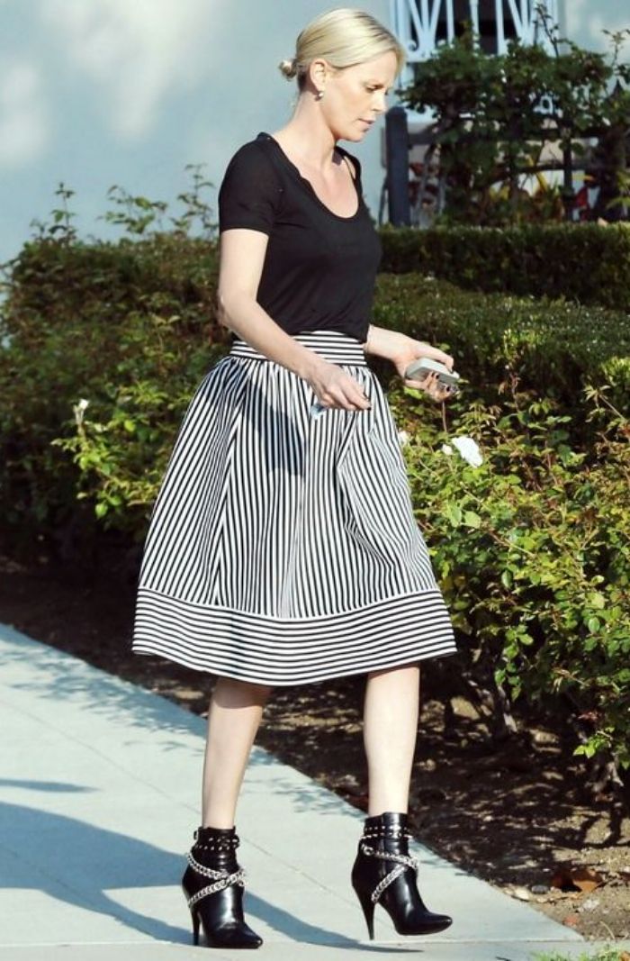 Charlize Theron tampil bergaya monokrom