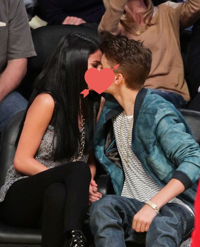 Tangan Justin tak memegang Selena saat berciuman
