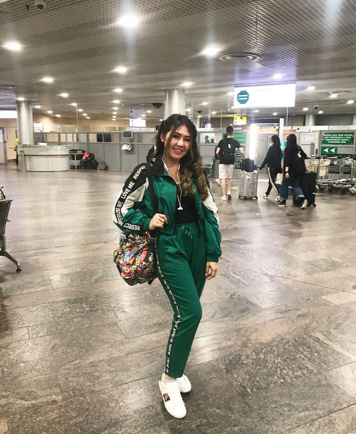 Via Vallen tampil dengan gaya sporty saat tiba di bandara