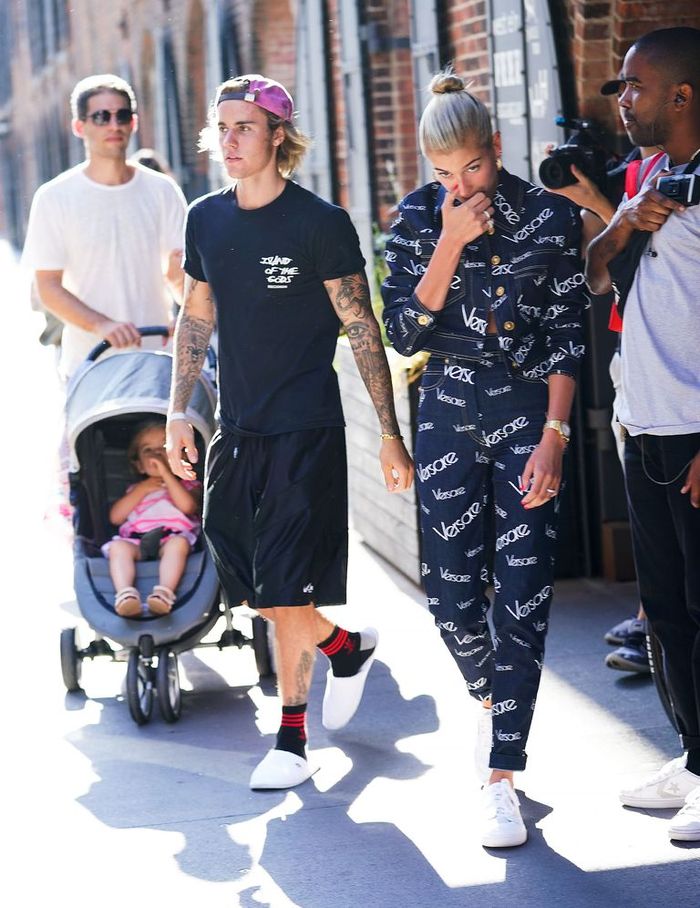 Justin dan Hailey Berjalan beriringan