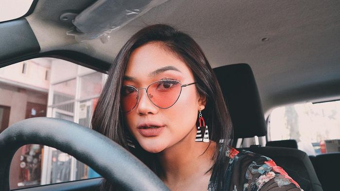 Marion Jola memakai anting yang bentuknya unik.