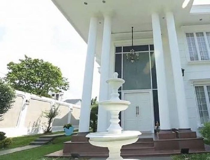 Penampakan depan rumah Uya Kuya