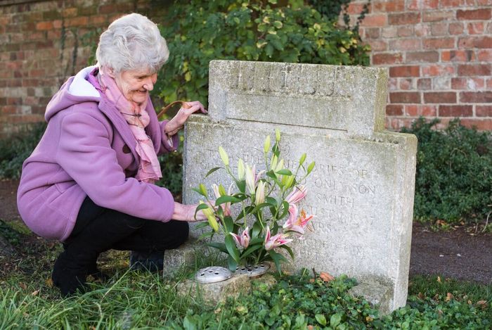 Ann di masa tua mengunjungi makam Karl