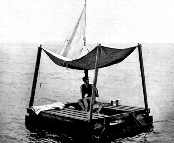 Poon Lim dan rakitnya. Foto dibuat atas permintaan Angkatan Laut AS untuk Pelatihan Kelangsungan Hidup.