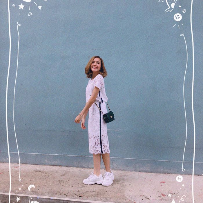 Beby Tsabina tampil feminin dengan dress bernuansa warna putih (instagram.com/bebytsabina)