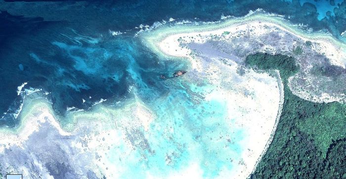 Kapal karam di lepas pantai Pulau Sentinel Utara. Pulau paling berbahaya di dunia.
