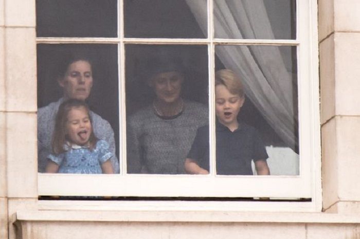 Charlotte dan George mengintip dari balik jendela saat ulang tahun ke 100 Royal Air Force.