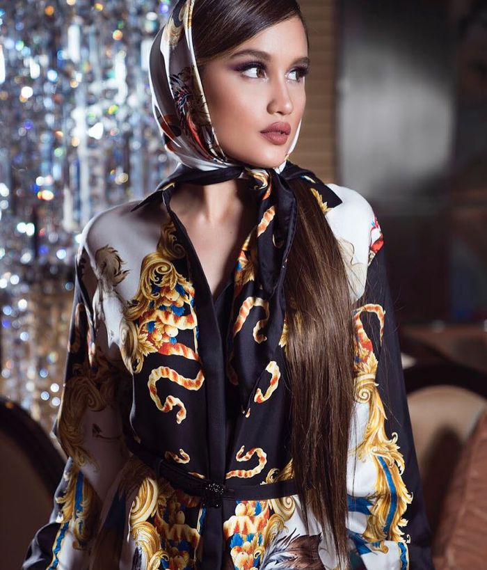 Cinta Laura terlihat mengenakan shirt dress motif